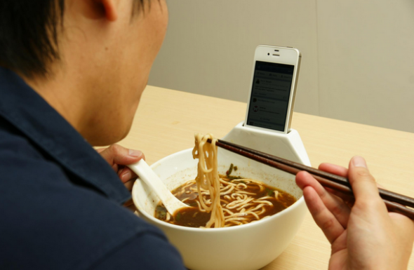 食即食麵不再孤單．手機陪你食每一餐