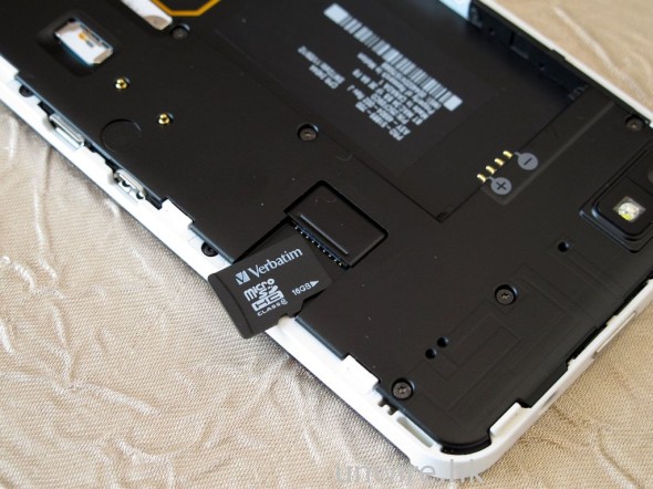 更換 microSD 記憶卡就比較方便一點，不用拆電池，最高支援 64GB。