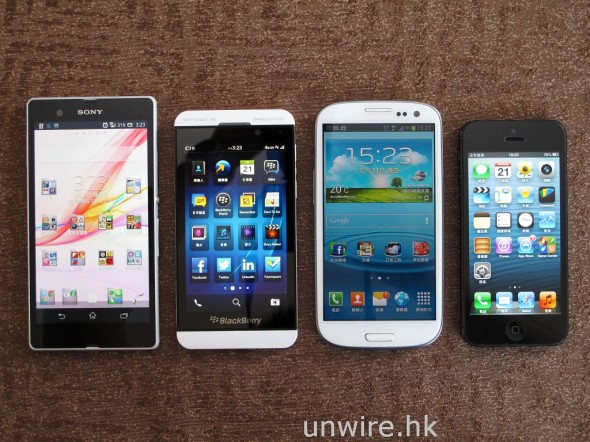 與 Sony Xperia Z（左一）、Samsung GS3（右二）及 Apple iPhone 5 比較，BlackBerry Z10 明顯與 GS3 大細差不多，但比 Z 細及 iPhone 5 大，但闊度就明顯比 Z 及 GS3 窄，這是與 Z10 用上較細屏幕有關，單手操控完全沒有問題。