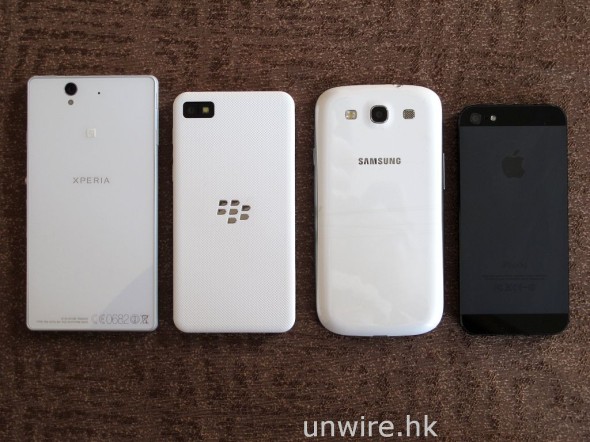 機背比一比，左至右分別是 Sony Xperia Z、BlackBerry Z10、Samsung GS3 及 Apple iPhone 5。