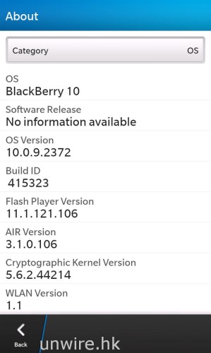 再一次看到採用了 BlackBerry 10 OS 作業系統，版本為 10.0.9.2372，而且值得一提它本身內建了 11.1.121.106 版本的 Flash 播放器，用內建瀏覽器是可以看到 Flash 內容的。