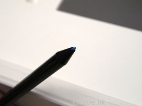 觸控筆頭是藍色塑膠製造的。