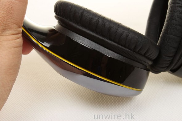 銀色耳機機身及黑色聽筒位之間有一條金黃色的裝飾，十分漂亮。