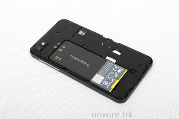 將所有配件、SIM 卡及 microSD 記憶卡插上 Z10 吧！