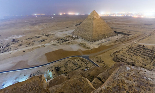 玩命攝影師征服埃及金字塔！搭頂拍下美麗相片