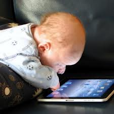 家長留意！2 歲半男孩玩 1 年 iPad 近視 500 度