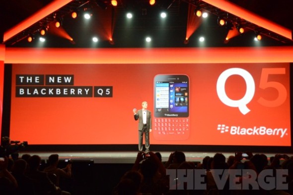 BlackBerry 發布新款 Q5 迷你手機及 BB 10.1 升級