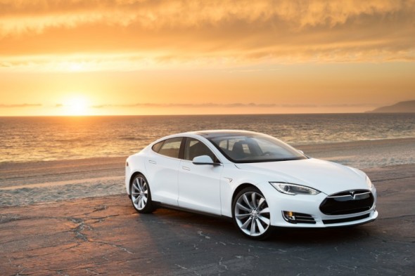 快過入油！Tesla 電動車 90 秒快速換電