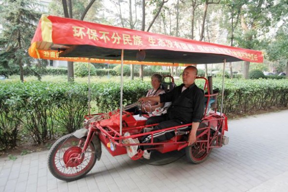 退休大叔設計太陽能三輪車環遊世界
