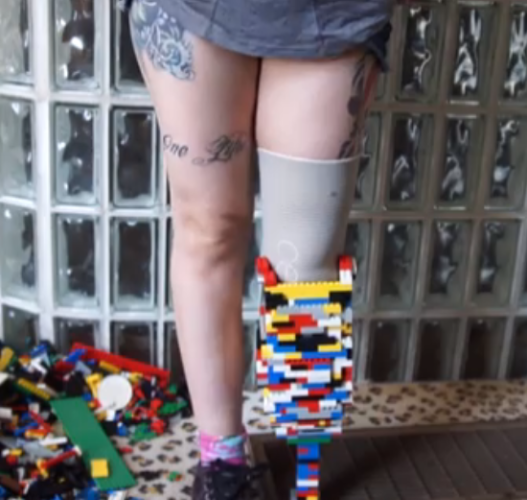 超強女治療師用 LEGO 砌義肢