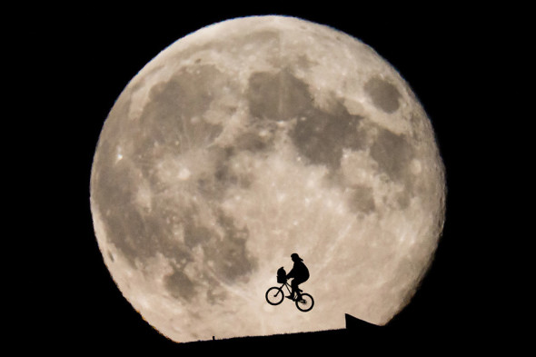 巨大月亮前的飛天單車！話你知 ET 經典場面怎樣拍