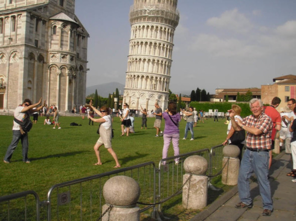 pictures-of-tourists-leaning-on-the-tower-of-pisa-2