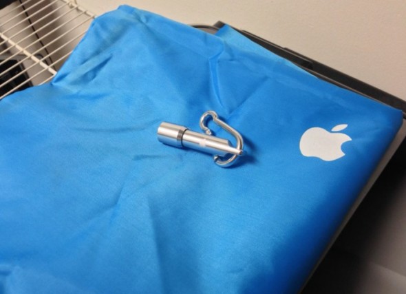 很想要吧！Apple 送店員小電筒背包
