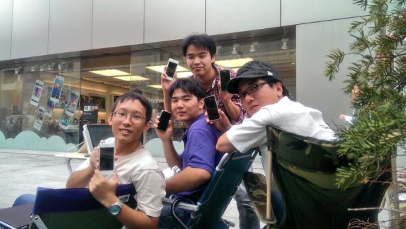 為了 iPhone 你可以去到幾盡？日本果粉早 10 日排隊買 5S