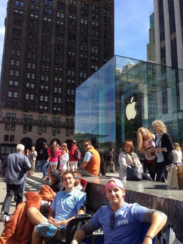 果粉繼續瘋狂！已在 Apple Store 門外排隊購買 iPhone 5S