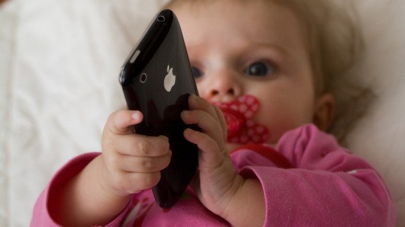 調查發現近 4 成幼童 2 歲已經玩手機平板