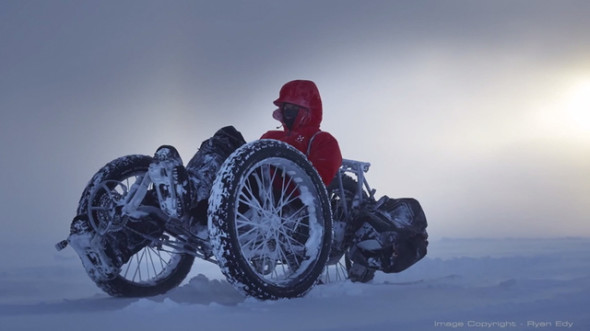 女士以特製三輪車橫越南極