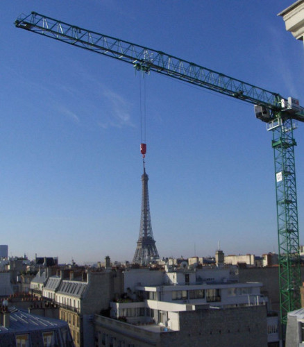 eiffel-tower-crane-perfect-timing