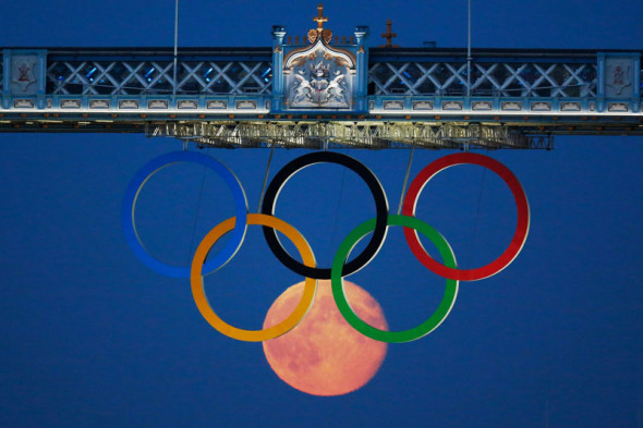 full-moon-olympic-rings-london-bridge-2012