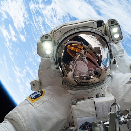 地球當佈景板！NASA 上載太空人聖誕自拍照