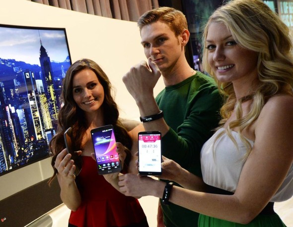 首推智能運動裝備! LG LifeBand Touch + 心率偵測耳機