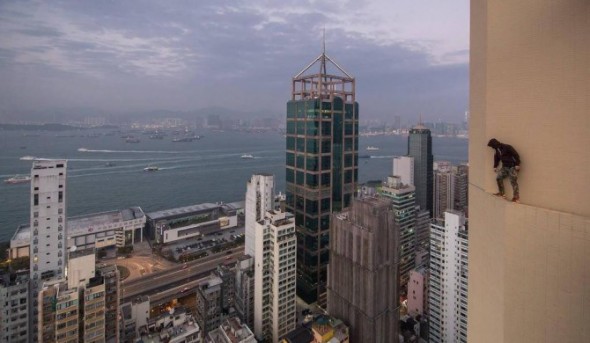 俄羅斯 Rooftopper 在香港攻頂，放眼璀璨夜景