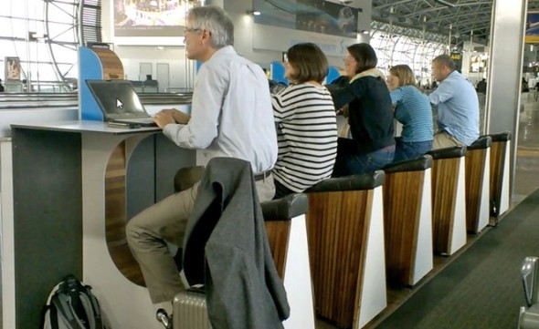 荷蘭機場向旅客提供踩單車充電裝置