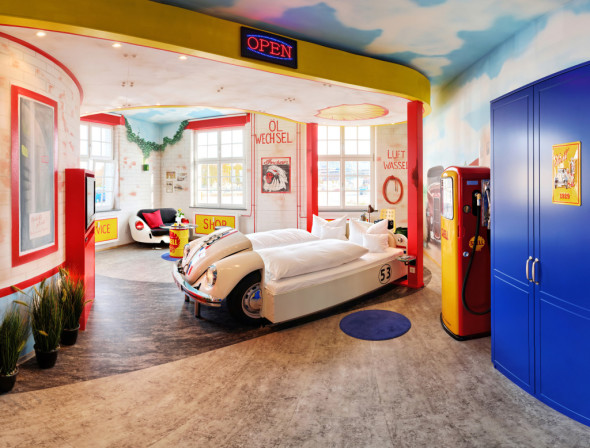 V8Hotel - Herbie als Bett - im Themenzimmer Tankstelle. V8 Hotel in der MOTORWORLD Region Stuttgart auf dem Flugfeld Boeblingen.