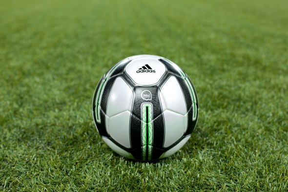 智能足球來了！Adidas 推出 miCoach Smart Ball