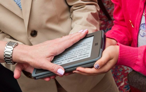電子閱讀器取代實體憲法  美國大使手執 Kindle 宣誓