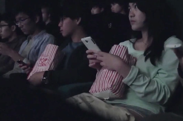 嚇人廣告殺入香港戲院  提醒駕駛者玩手機隨時炒車