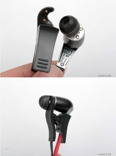 要充電亦十分簡單，只需要將跟機的充電夾，將夾上的金屬點位置對準耳機右邊耳筒上的金屬點夾上去，再將 USB 端子接駁電腦或者手機的充電火牛，就可以為藍牙耳機充電了。