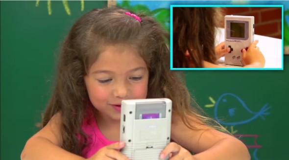 小孩看初代 Game Boy ：「這個我看過，是 iPhone Case！」