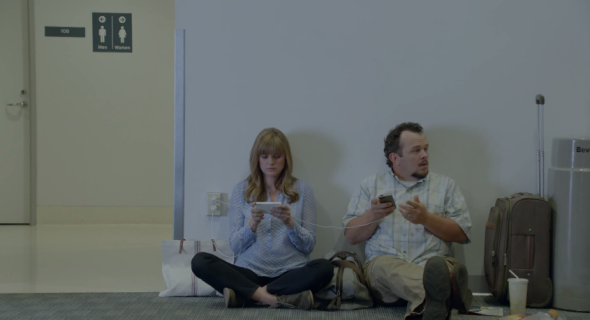 Samsung 新廣告諷刺 iPhone 續航力低，用家變「黏牆族」