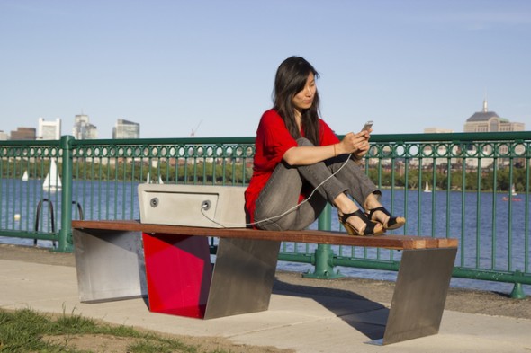 Soofa 聰明凳 讓你跟手機一起曬個日光浴！