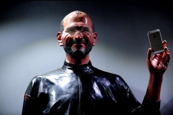Steve Jobs「現身」中國宣傳 iPhone 5s！