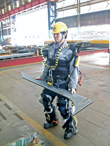 變身 Iron Man！南韓造船廠成功研發外骨骼裝甲