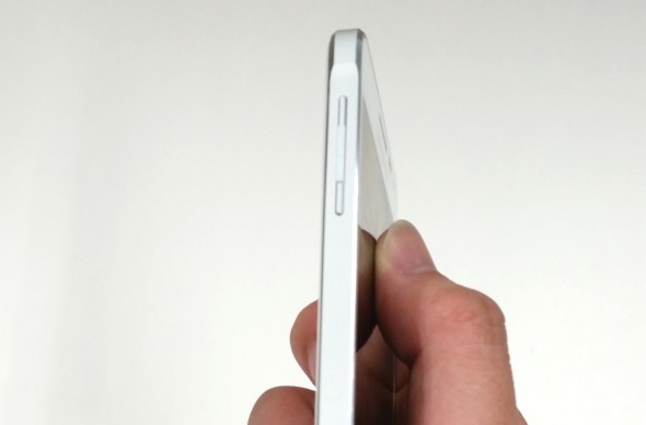 Samsung 白色金屬新機 Galaxy Alpha 曝光？側面激似 iPhone 5s