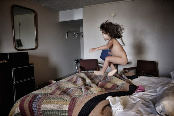 色情 vs. 藝術？攝影師為 2 歲女兒旅行拍裸照，成為眾矢之的