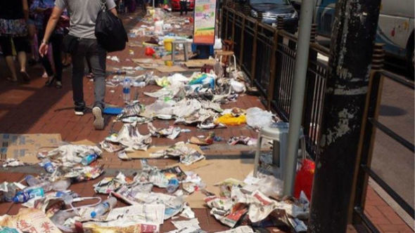 [揚威海外…] 外媒報導在港人士排完 iPhone6 留下一街垃圾