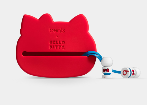 Hello_Kitty_Pouch_back_with_URbeats
