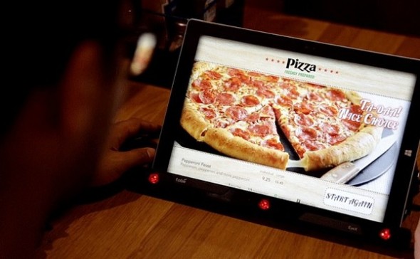 Pizza Hut 新電子餐單！追蹤眼球即知顧客想要哪種配料