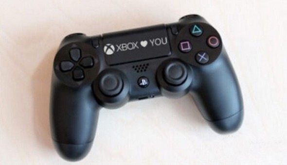 慶祝 PS4 發售一週年！Microsoft 惡搞設計特別版 PS4 手掣