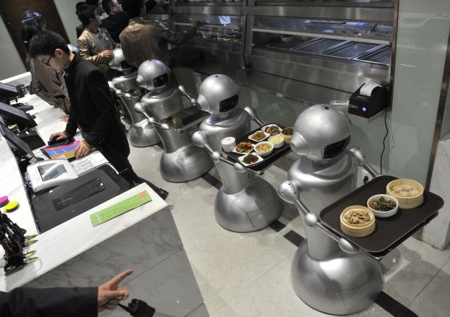 中國首間機械人餐廳   炒菜傳菜一手包辦