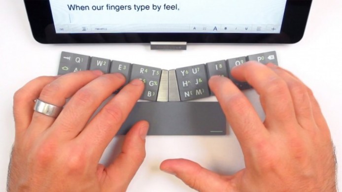 僅得 8 組按鍵的 Textblade 迷你摺疊式鍵盤