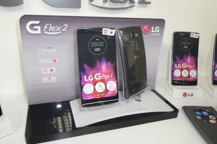 【報價】$5,698 買港行紅色「屈機」 – LG G Flex 2