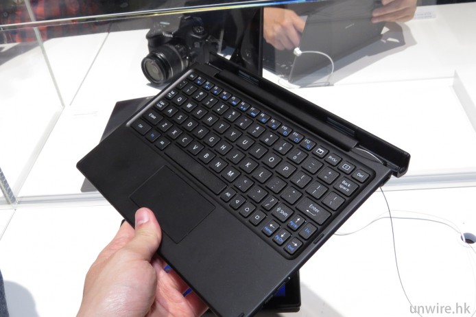 隨 Z4 Tablet 同時推出的還有呢款原廠藍牙鍵盤。