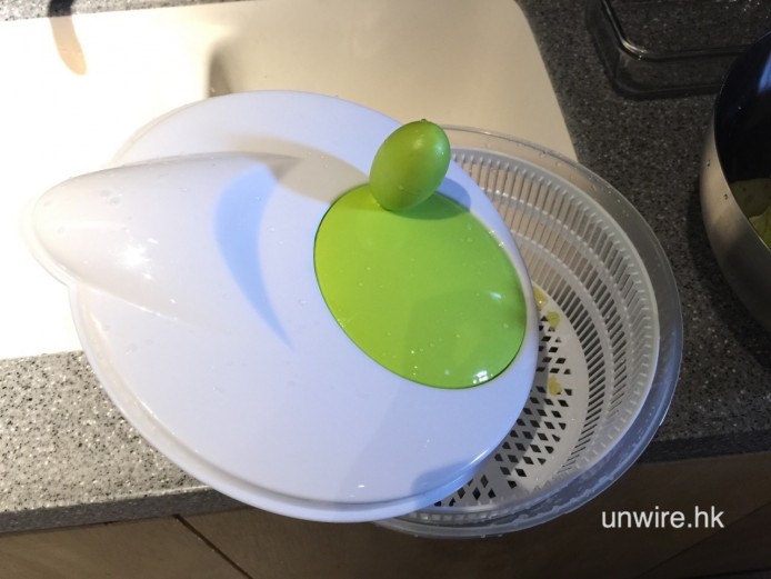 這個沙律bowl可以把洗好的沙律菜放進出攪，把多餘水份脫出