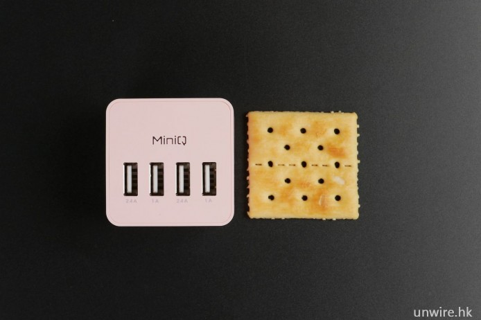 「梳打餅」咁細 USB 拖板！MiniQ Charging Station Cube