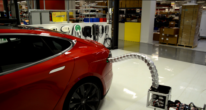 自動對準。插入。充電 ! Tesla 試驗全自動「免落車」充電裝置